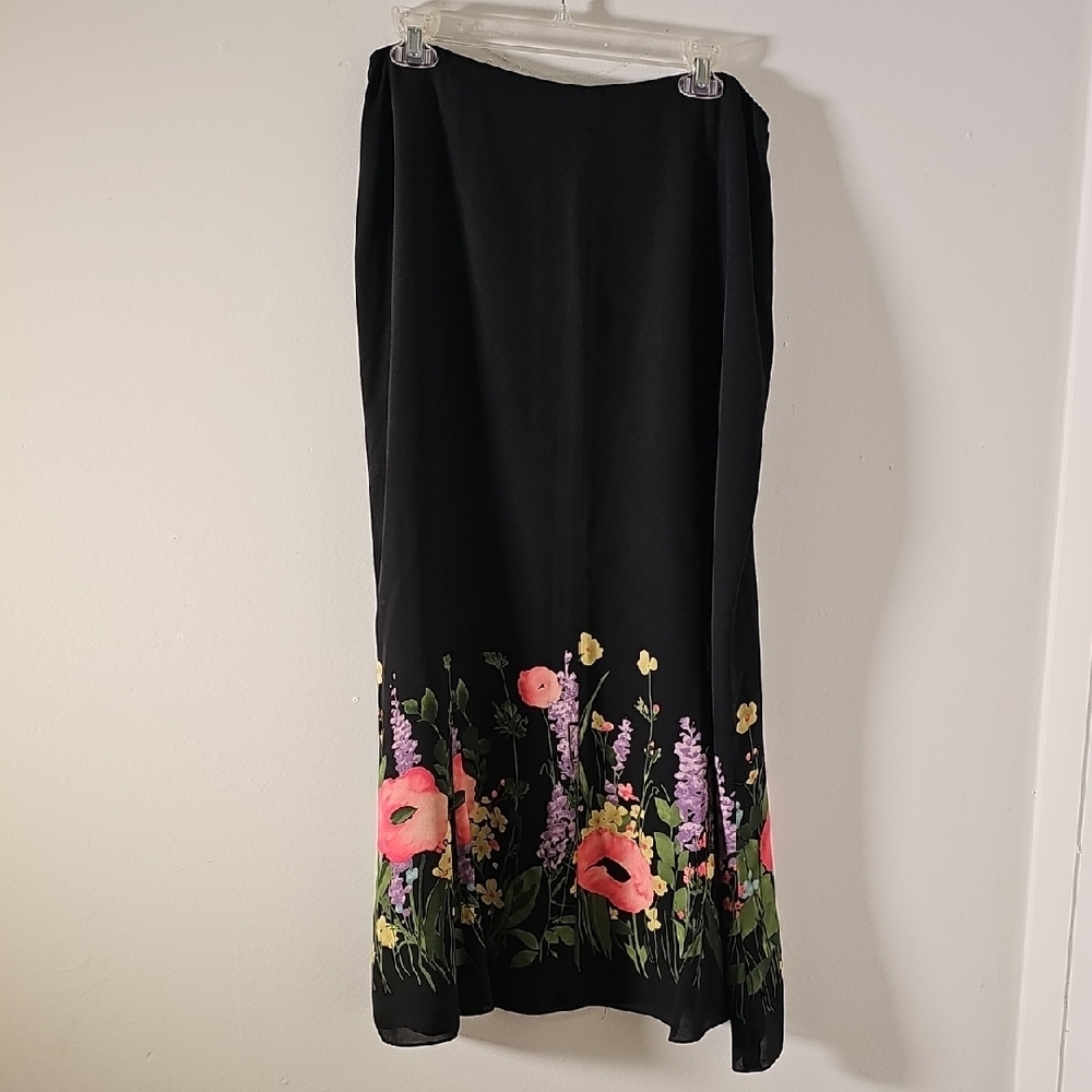 Jones New Yorkā Y2K Black and Pink floral maxi Skirt. Size 12. Side Zipper.